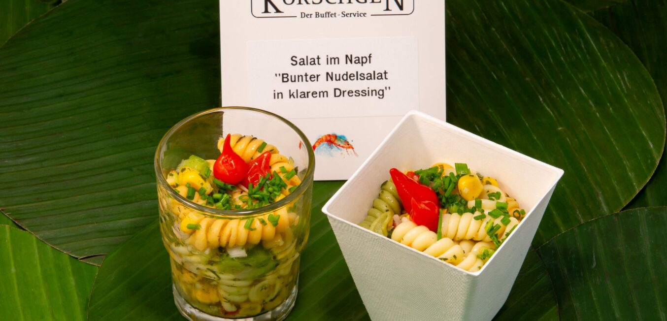 Bunter Nudelsalat mit klarem Dressing